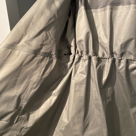 Arc’terxy rain jacket - Picture 6 of 7